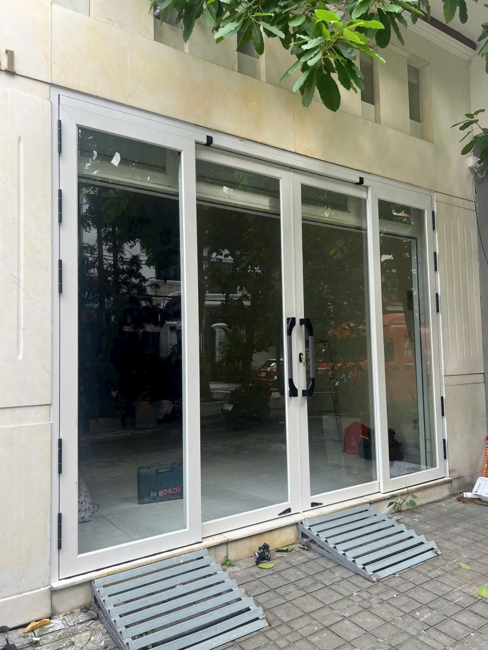 cửa nhôm trượt quay 4 cánh màu trắng 2