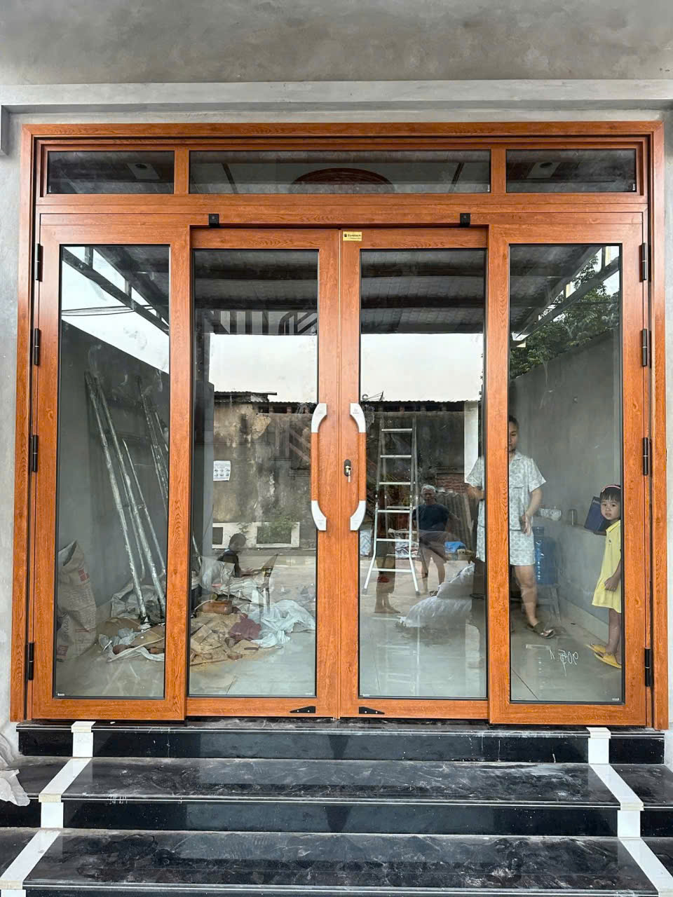 cửa nhôm trượt quay 4 cánh màu vân gỗ 3