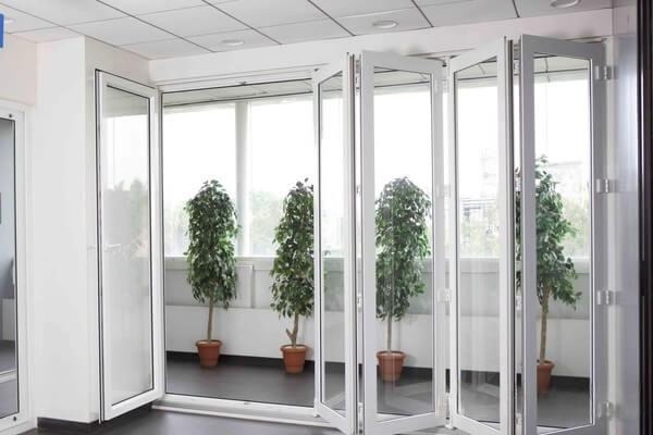 cửa nhôm trượt quay 6 cánh màu trắng 1