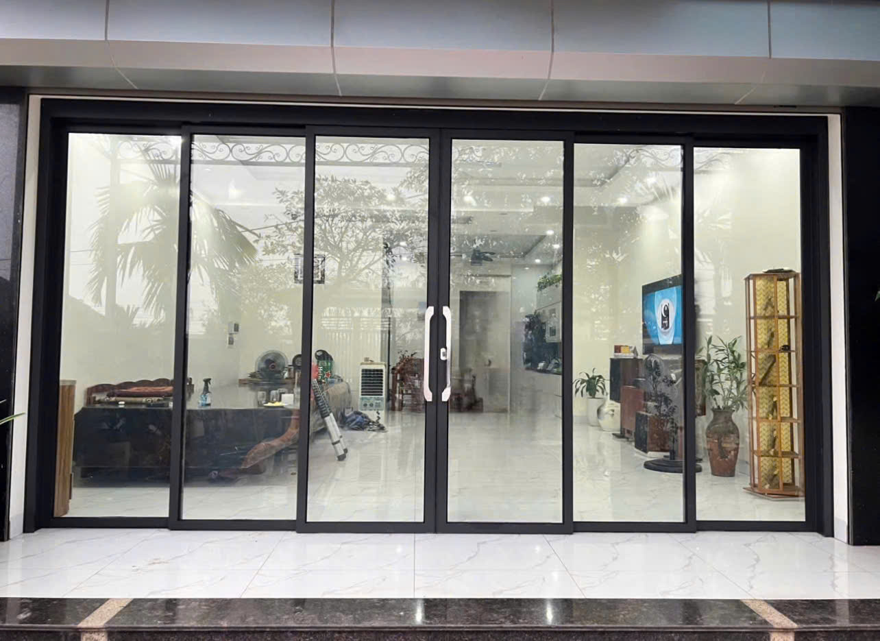 cửa nhôm trượt quay 6 cánh màu xám ghi 3